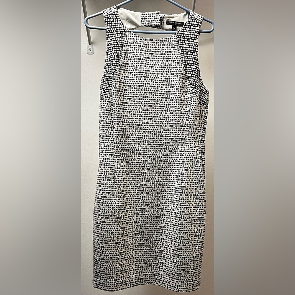 👠 Banana Republic Black & White Sheath Dress – Elegant & Flattering 📸